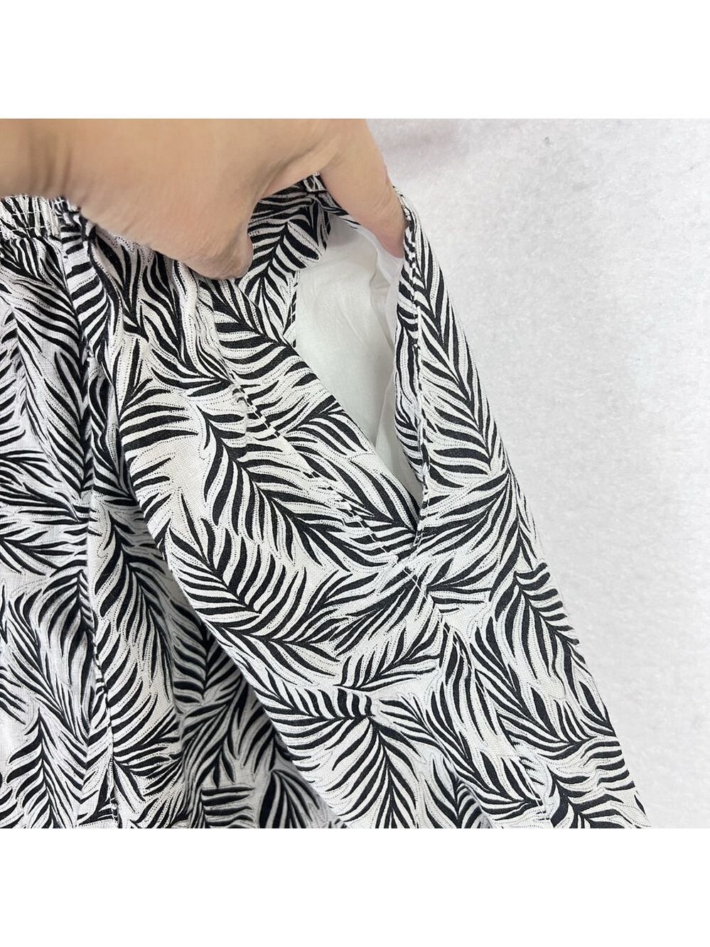 Tahari Wide Leg Crop Pants Black White 100% Linen Large Leaf Pull On Tropical - Picture 5 of 10